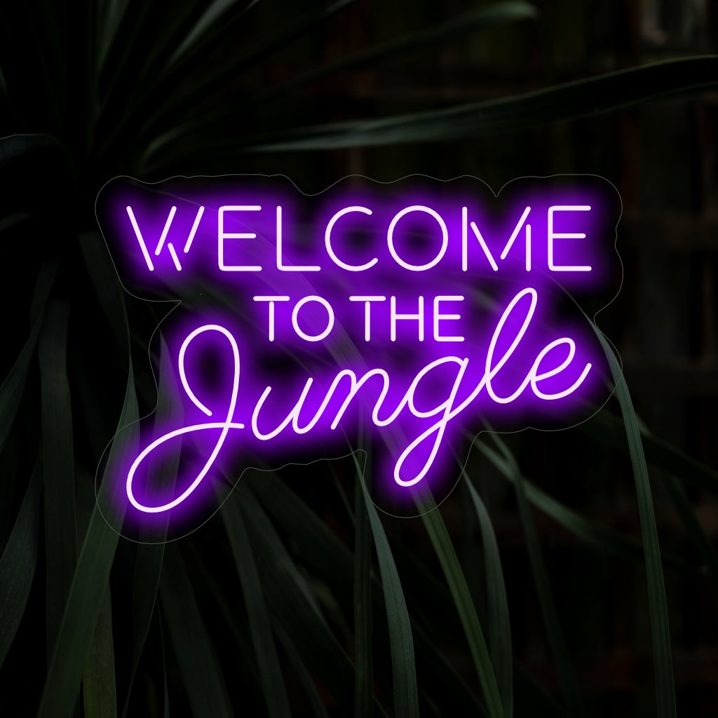 "Welcome To The Jungle Neon Sign" brengt de ongerepte schoonheid van de jungle met zijn exotische gloed naar voren en creëert een wilde en avontuurlijke sfeer in uw ruimte.
