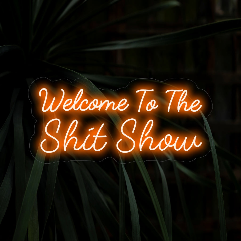 "Welcome To The Shit Show Neon Sign" voegt met zijn ondeugende gloed een speelse en humoristische toets toe aan uw ruimte en omarmt de chaotische en onvoorspelbare momenten van het leven.