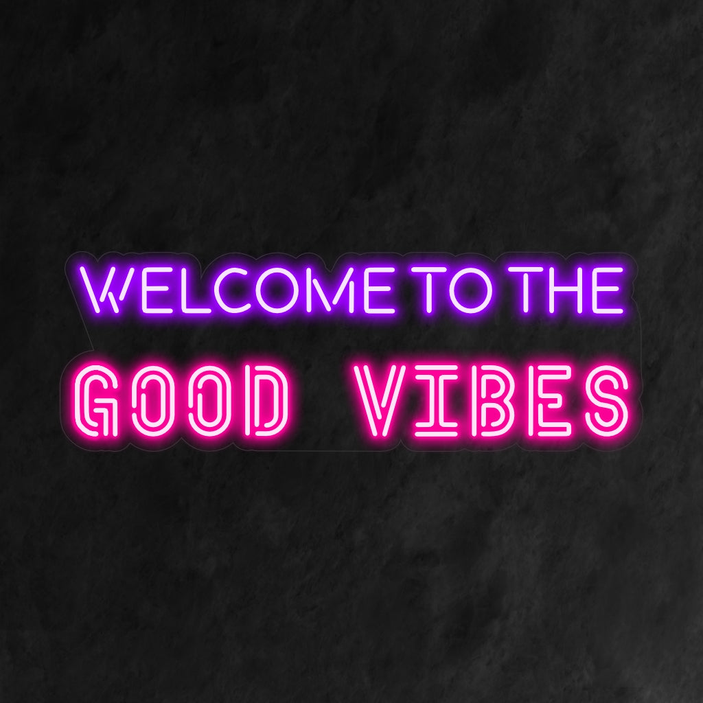 "Welcome to the Good Vibes Neon Sign" straalt positiviteit uit met zijn levendige gloed, waardoor een sfeer ontstaat die iedereen uitnodigt om goede vibes te omarmen.