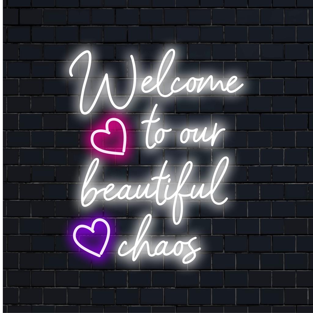 Op maat gemaakt LED-neonbord: 'Welcome To Our Beautiful Chaos' in levendige kleuren. Perfecte neonverlichting en gepersonaliseerde neontekst.