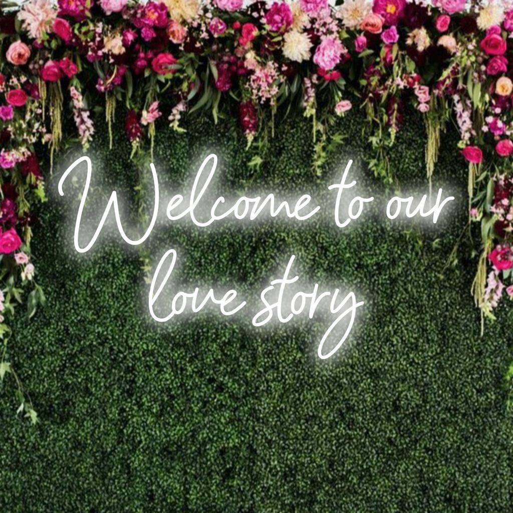 Een gepersonaliseerd LED-neonbord met de tekst Welcome To Our Love Story, perfect voor het creëren van een persoonlijke en romantische neonverlichtingsdecoratie.
