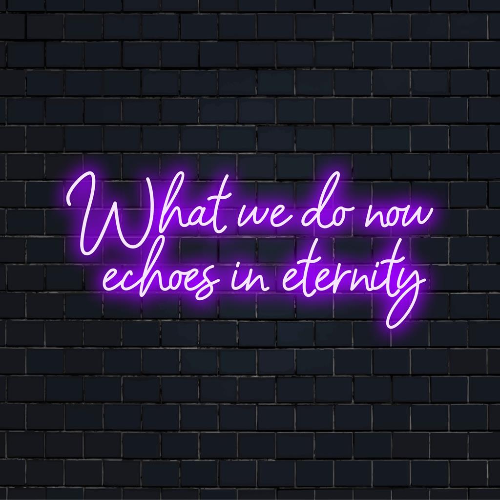 Een op maat gemaakt LED-neonbord met de tekst What We Do Now Echoes In Eternity, perfect voor een gepersonaliseerde decoratie.