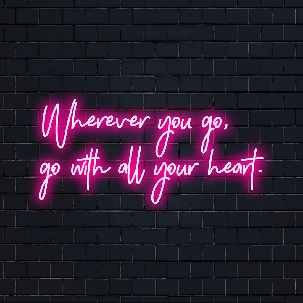 Een op maat gemaakt LED-neonbord met de tekst 'Wherever You Go, Go With All Your Heart', perfect voor inspirerende neondecoraties thuis of op kantoor.