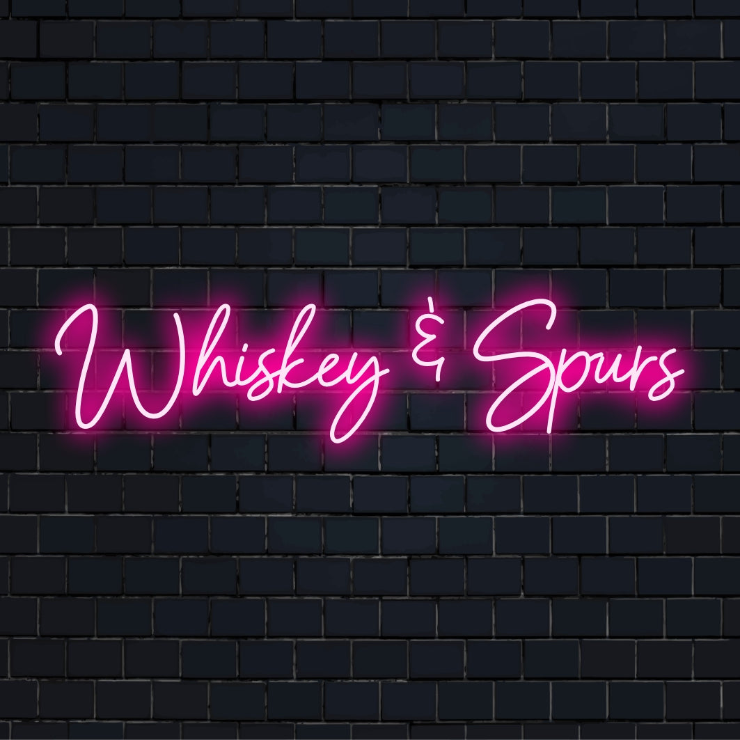 Op maat gemaakt LED-neonbord met de tekst Whiskey & Spurs, perfect voor barinrichting met een klassieke sfeer en neonlichtcharme.