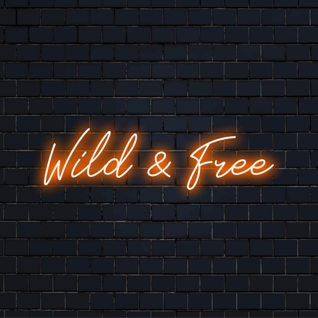 Op maat gemaakt LED-neonbord met de tekst 'Wild And Free'; een levendig decoratiestuk voor unieke ruimtes. Neonlichtdecoratie voor een moderne flair.