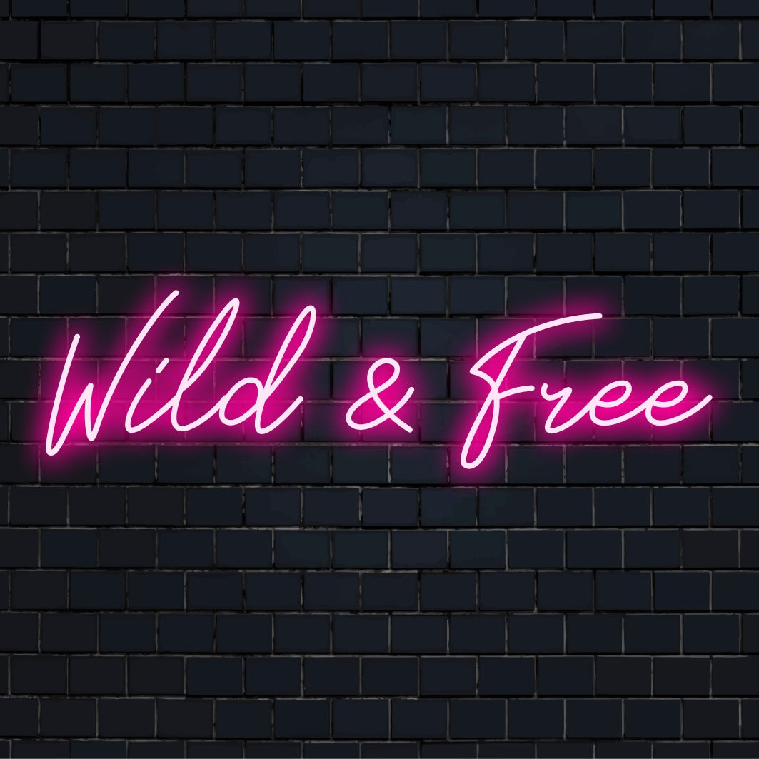 Op maat gemaakt LED-neonbord met de tekst Wild and Free, een combinatie van stijl en licht voor een levendige kamerinrichting.