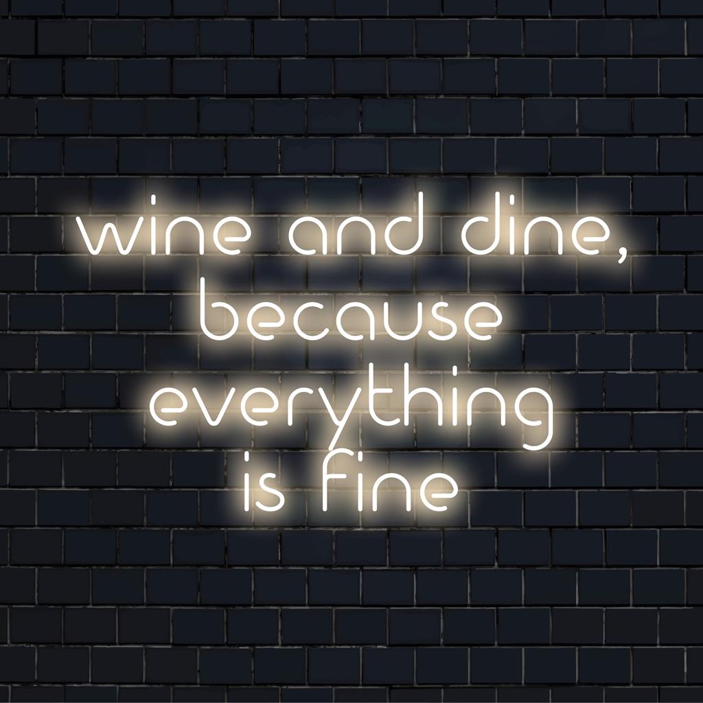 Op maat gemaakt LED-neonbord met de tekst Wine And Dine, Because Everything Is Fine in levendige kleuren, perfect voor gezellige ruimtes.