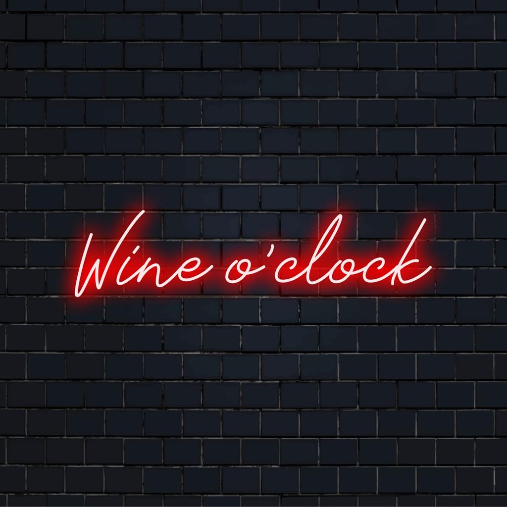 Verlicht Wine O'clock-bord dat een levendige gloed toevoegt aan elke ruimte, met op maat gemaakte LED- en neonlichtkunst.