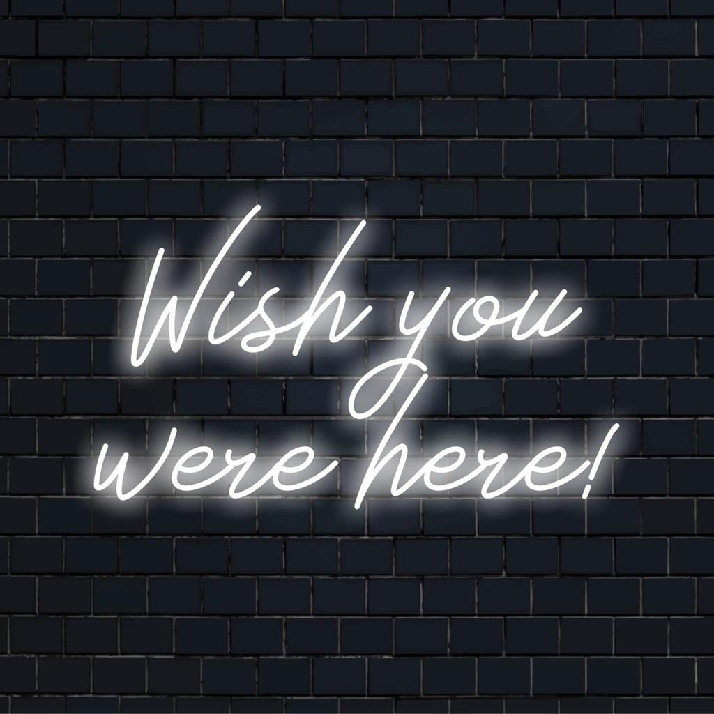 Het LED-neonbord licht op met de tekst Wish You Were Here! in levendig roze. Het is het perfecte gepersonaliseerde neonkunstwerk om elke ruimte mee te decoreren.