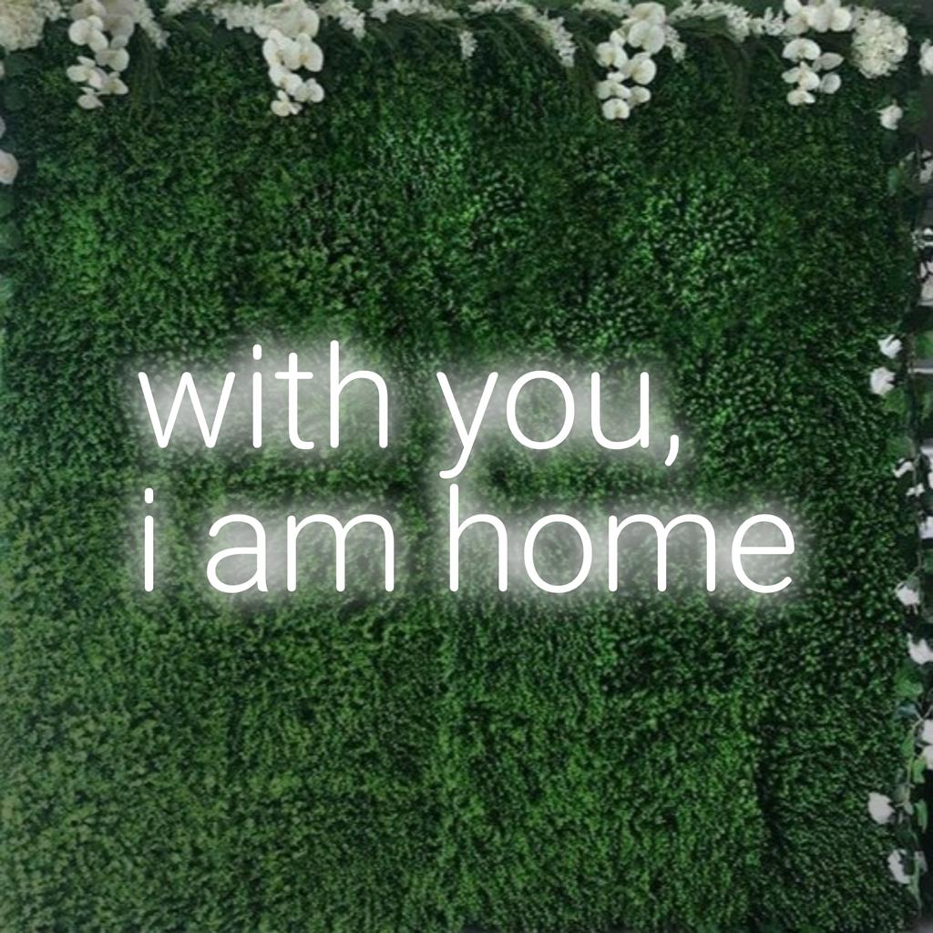 LED-neonreclame met With You, I Am Home; perfect gepersonaliseerd decor, dat sentiment combineert met een stralende ambiance.