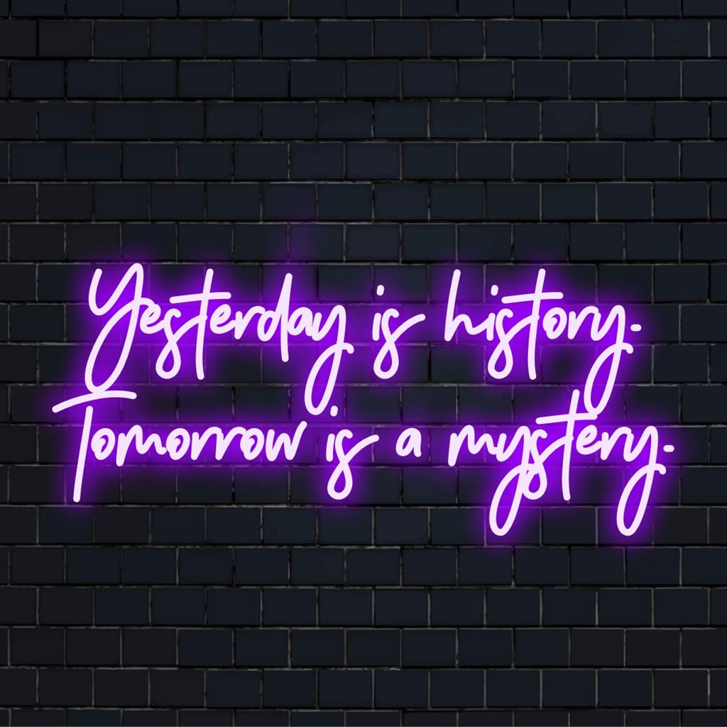 Speciaal LED-neonbord met de inspirerende quote 'Gisteren is geschiedenis, morgen is een mysterie'. Perfect voor een vrolijke neondecoratie.
