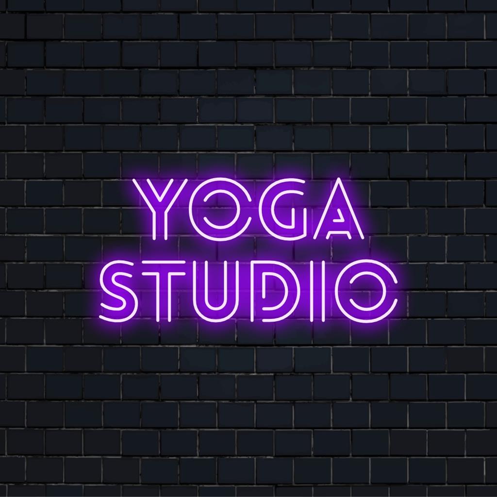 Op maat gemaakt LED-neonbord voor een yogastudio, met kalmerende neonverlichting en een gepersonaliseerd ontwerp voor een rustgevende sfeer.