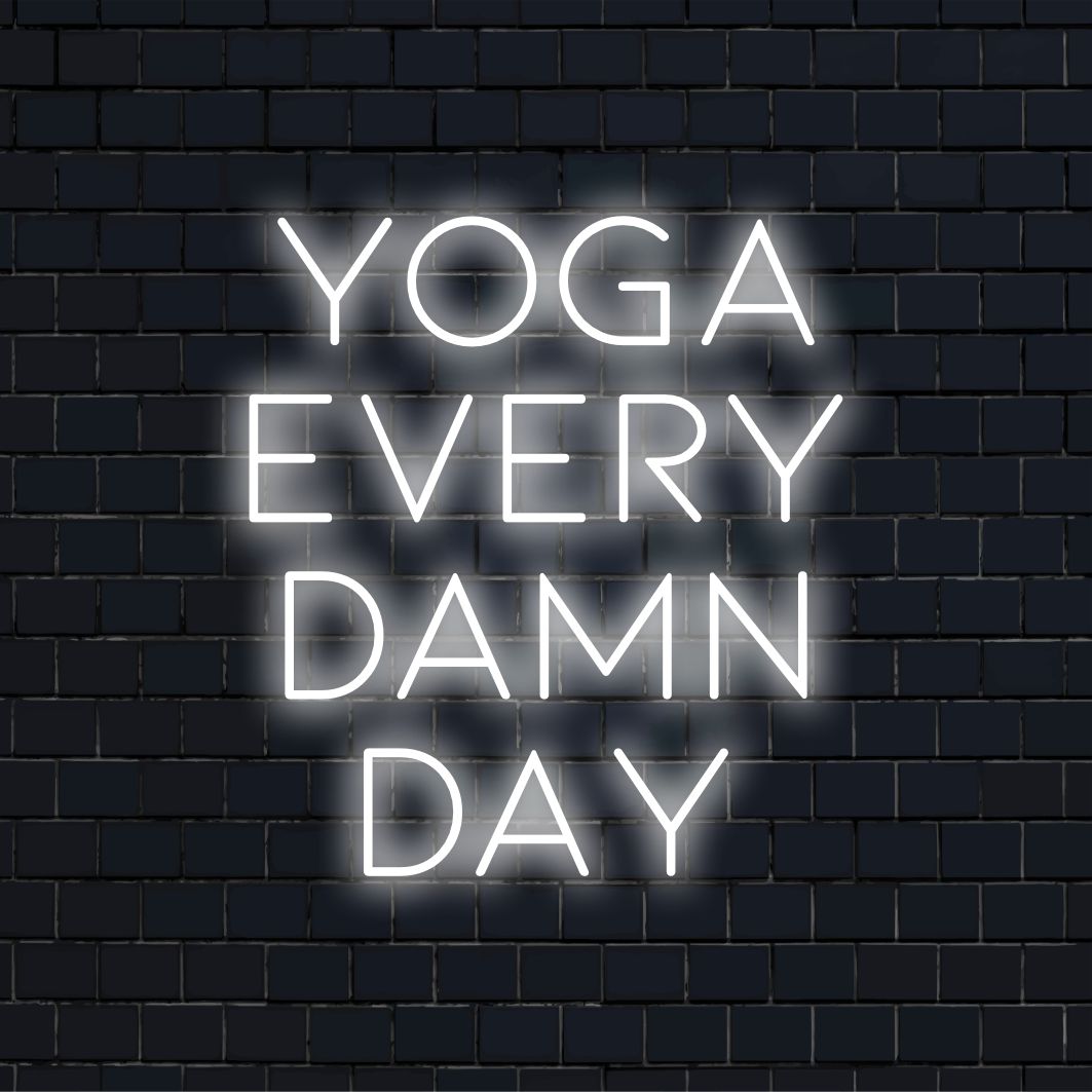 Verlicht Yoga Every Damn Day LED-neonbord, perfect als motiverende neonmuurkunst of gepersonaliseerd yogadecoratiestuk.