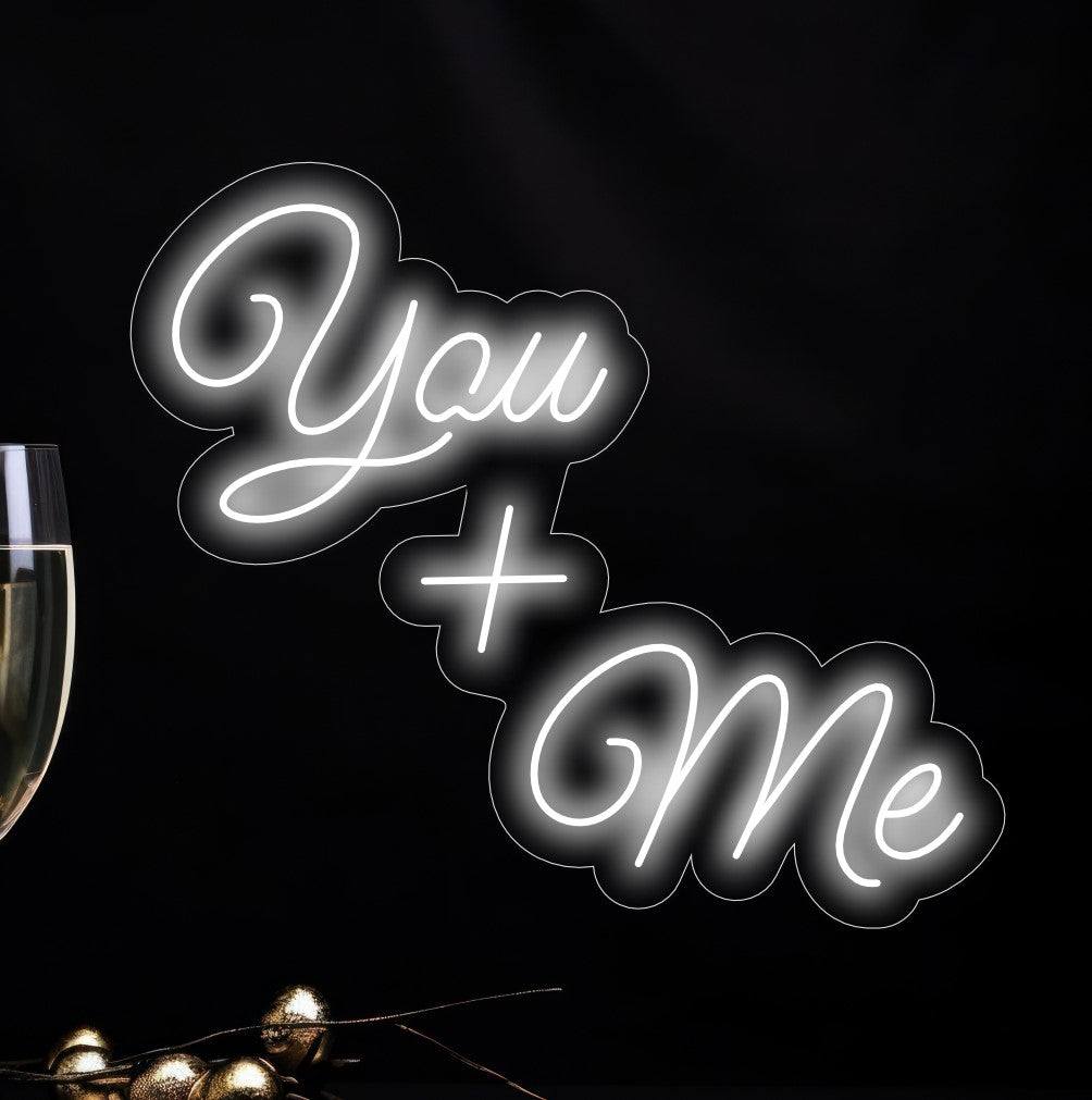 "You and Me Neon Sign" is een romantische en intieme toevoeging aan je interieur. Een neonlamp die de speciale band tussen twee mensen viert.
