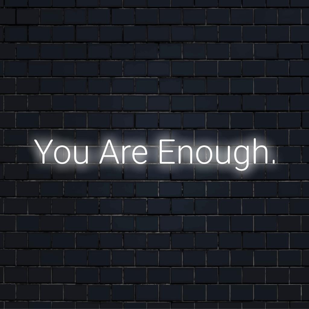 Op maat gemaakt LED-neonbord met de tekst 'You Are Enough', ter promotie van zelfliefde. Stijlvolle neonverlichting voor persoonlijke motivatie.
