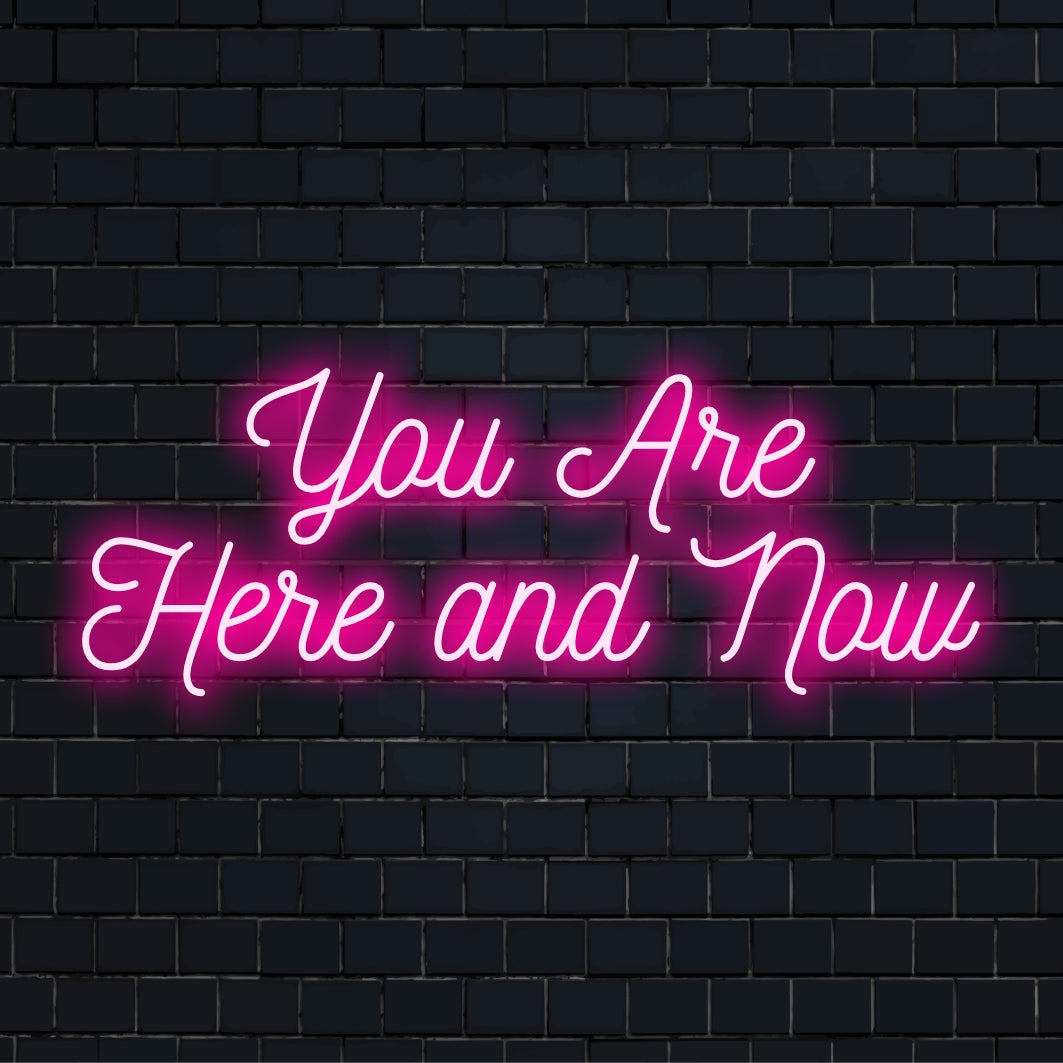 Op maat gemaakt LED-neonbord met de tekst You Are Here and Now met een koele lichtuitstraling, geschikt voor elke moderne ruimte.
