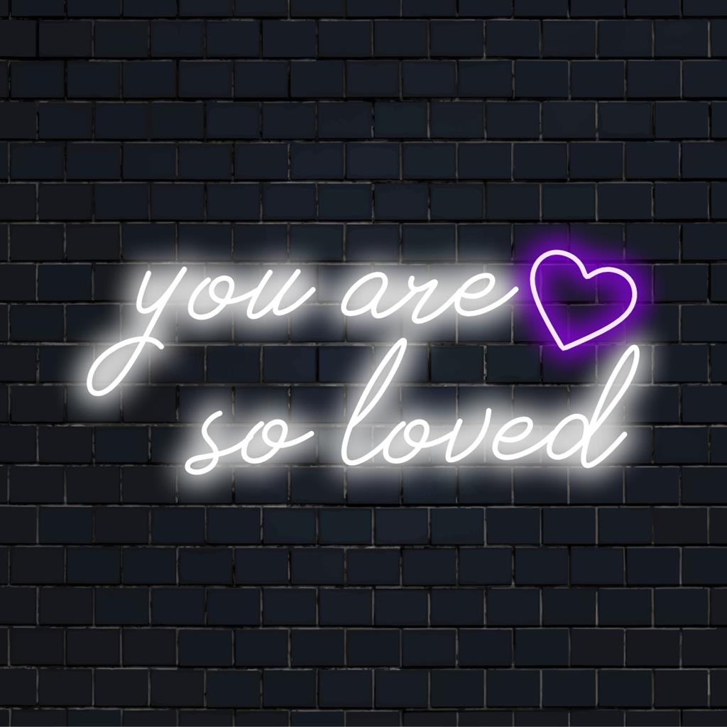 Neonreclame You Are So Loved; levendige led-wanddecoratie met warme, bemoedigende woorden. Perfect voor elke ruimte die een opkikkertje nodig heeft.