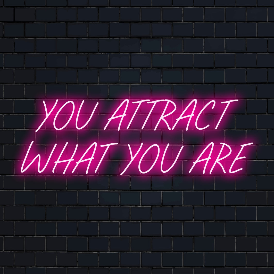 Op maat gemaakt LED-neonbord met de tekst 'You Attract What You Are'; een levendig en inspirerend decoratiestuk.