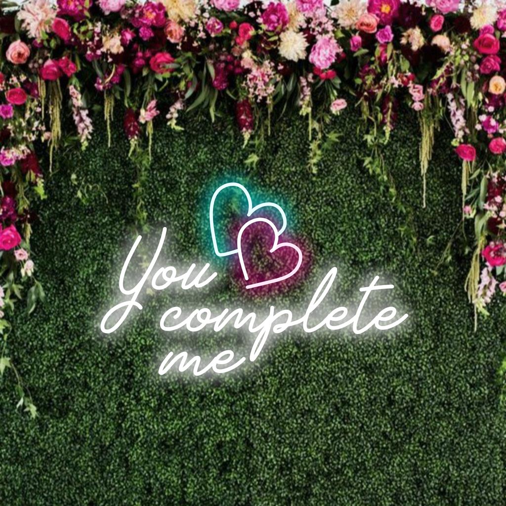 Op maat gemaakt LED-neonbord met de verweven tekst You Complete Me, perfect voor romantische neonmuurdecoratie.