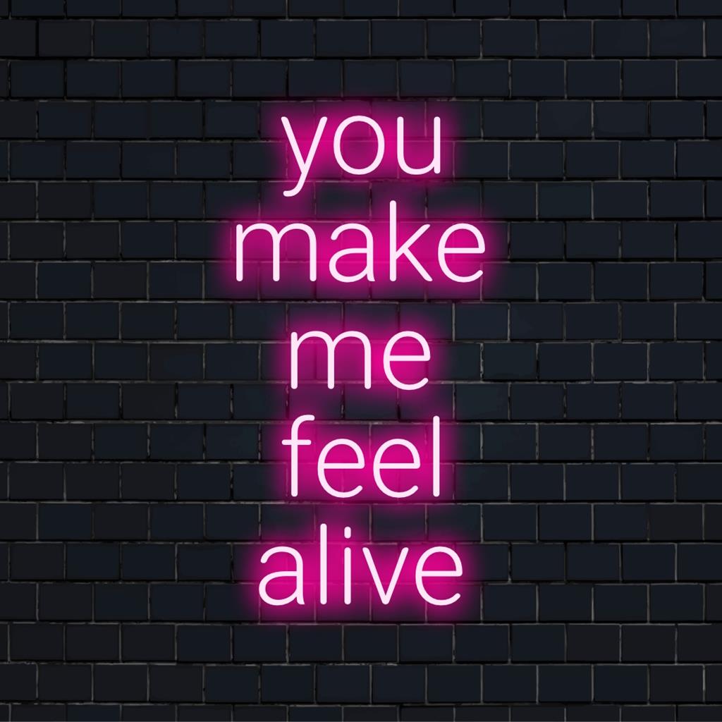 Op maat gemaakt LED-neonbord met de tekst You Make Me Feel Alive in opvallende letters, dat oplicht in levendige kleuren tegen een donkere achtergrond.