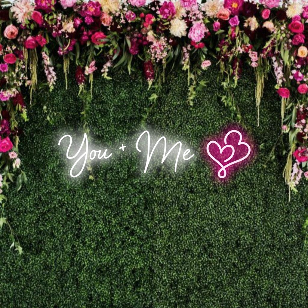Op maat gemaakt LED-neonbord met de tekst You+Me, perfect voor unieke neonkunst aan de muur of een gepersonaliseerde, romantische neondecoratie.