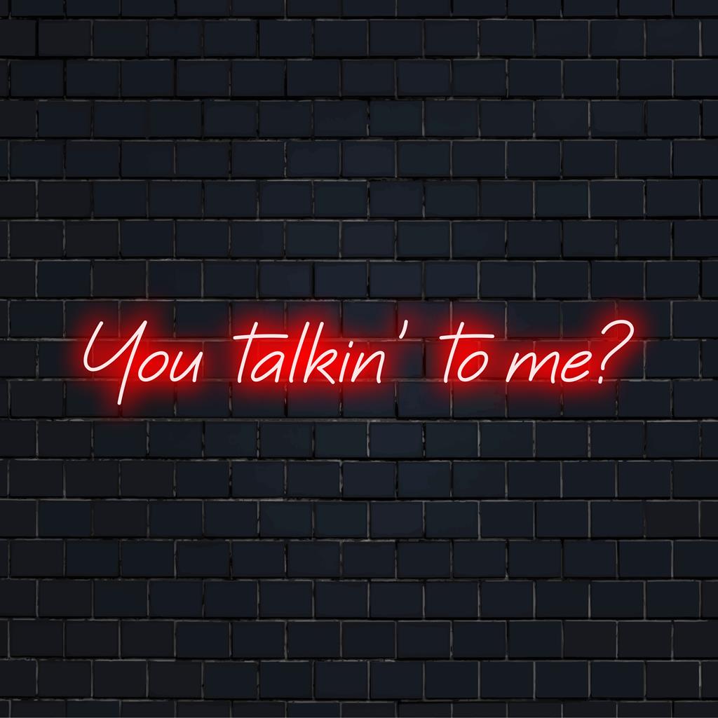 Boeiend LED-neonbord met de tekst You Talkin' To Me. Een mix van neondecoratie en neoncitaten.