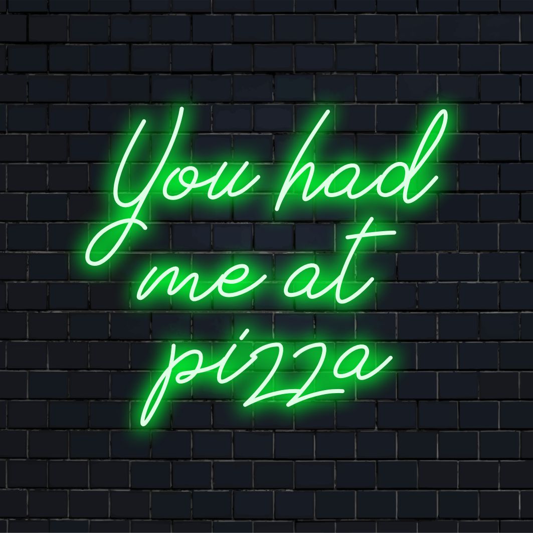 Levendig LED-neonbord met de tekst You Had Me At Pizza. Het perfecte neonkunstwerk om uw interieur op te vrolijken.