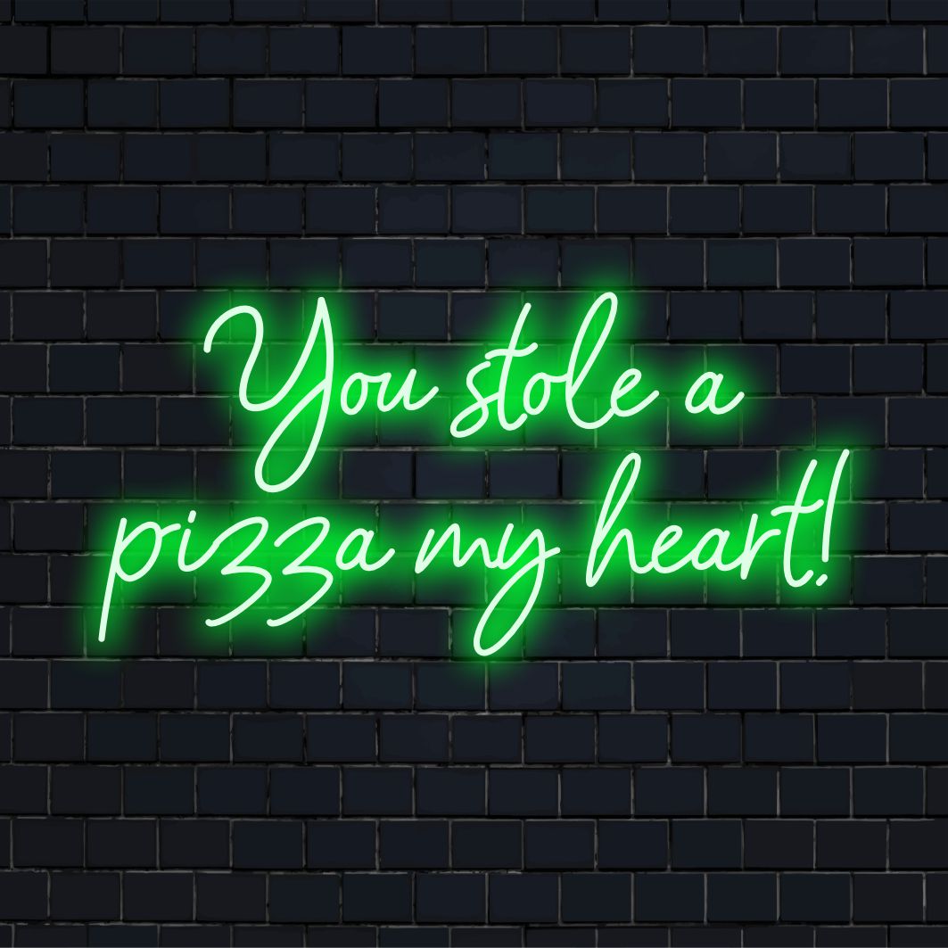 Neonbord met de speelse tekst You Stole A Pizza My Heart, uitgevoerd in levendige led-lampjes, perfect als unieke wanddecoratie.
