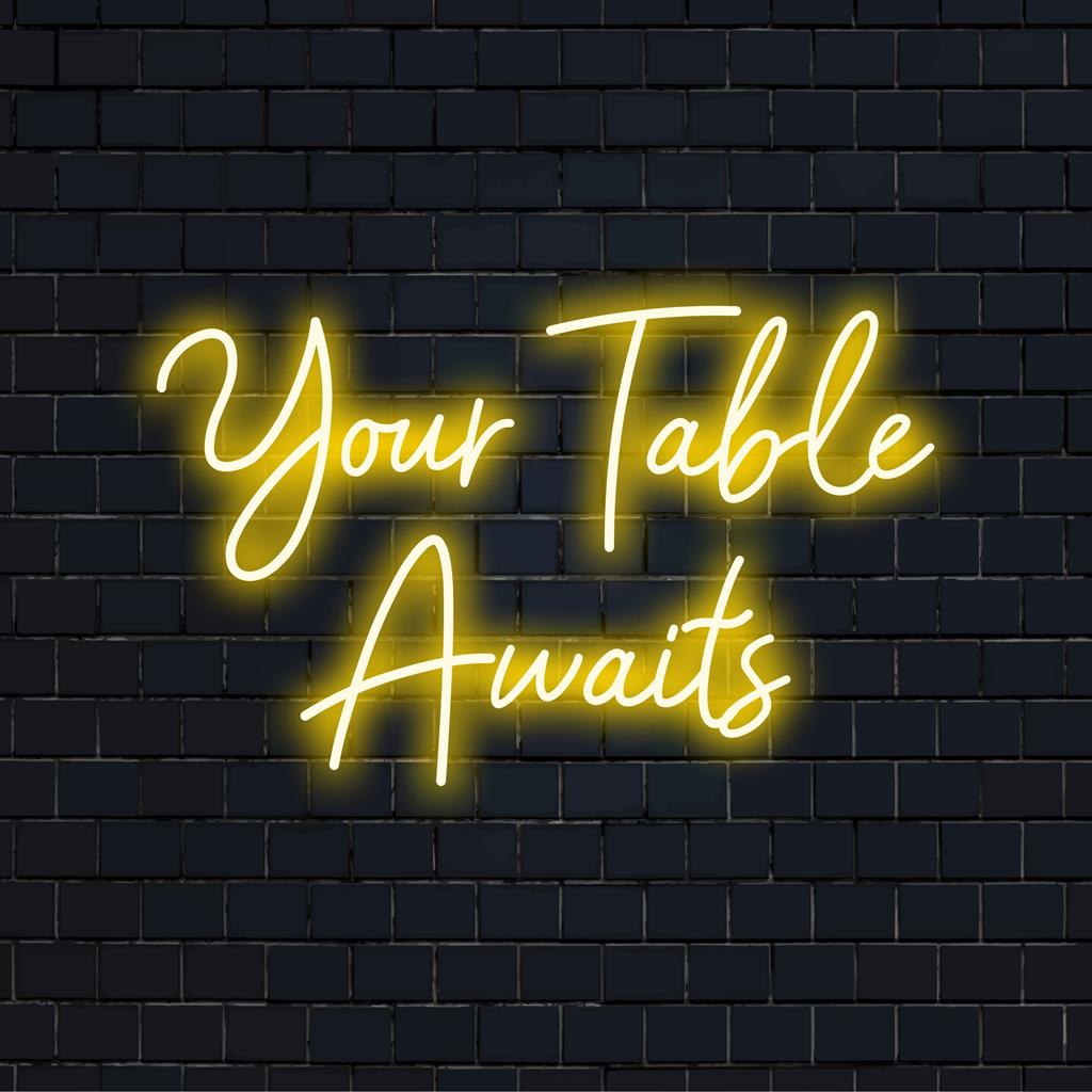 Een levendig Your Table Awaits LED-neonbord, perfect om een gastvrije sfeer te geven aan elke dinerervaring met schitterend licht.
