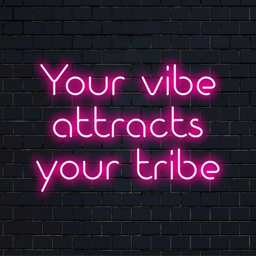 Handgemaakt LED-neonbord, Your Vibe Attracts Your Tribe, perfect voor een moderne inrichting of als opvallende neonmuurkunst.