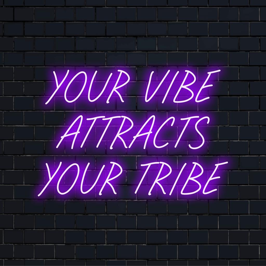 Vibrant Your Vibe Attracts Your Tribe, een op maat gemaakt LED-neonbord. Perfect statement piece voor elke ruimte, neonverlichting.