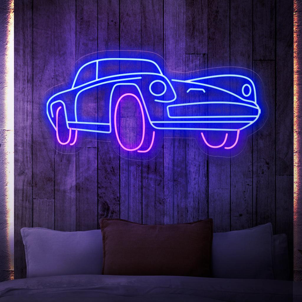 Een boeiend neonreclame die de voorkant van een gestroomlijnde en stijlvolle auto toont. De neonlichten verlichten de karakteristieke kenmerken van de auto en benadrukken het aerodynamische ontwerp en de moderne esthetiek.