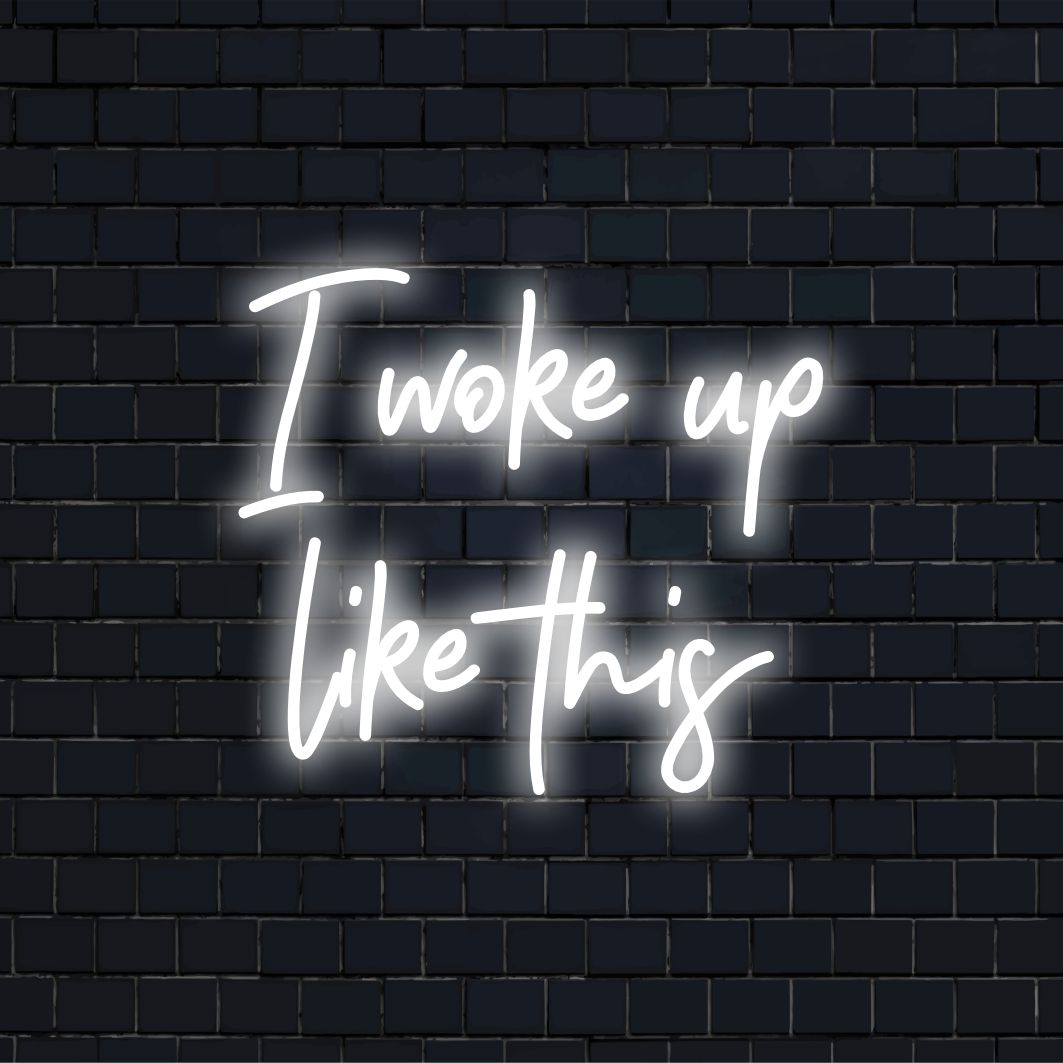 Een gepersonaliseerd LED-neonbord met de tekst I Woke Up Like This, perfect voor het opfleuren van elke kamer met stijlvolle, gepersonaliseerde neondecoraties.