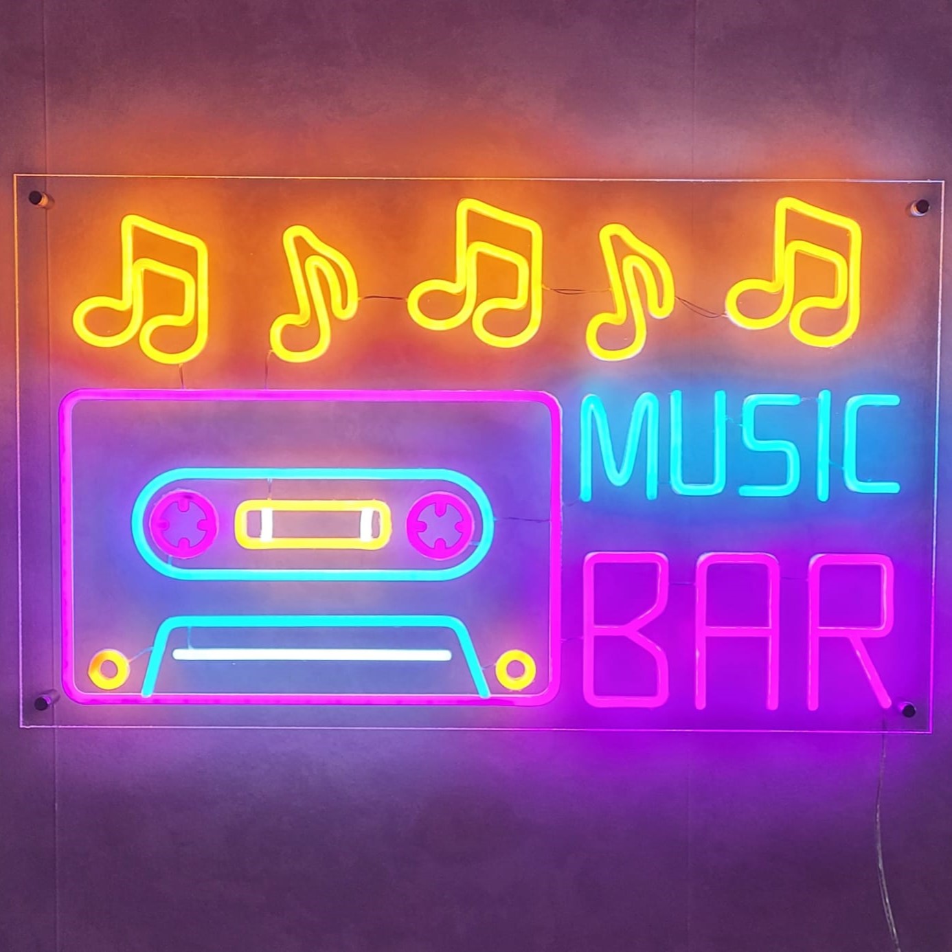 Een levendig neonlicht voor een muziekbar dat fel licht uitstraalt en een betoverende sfeer creëert in elke gelegenheid met een muziekthema.
