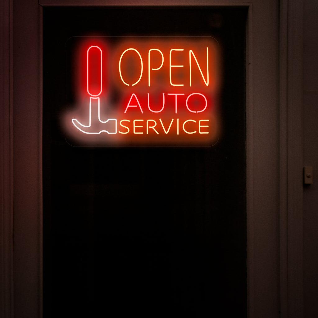 Een opvallend neonbord met een hamer en de woorden 'Open Auto Service' in opvallende, levendige letters.