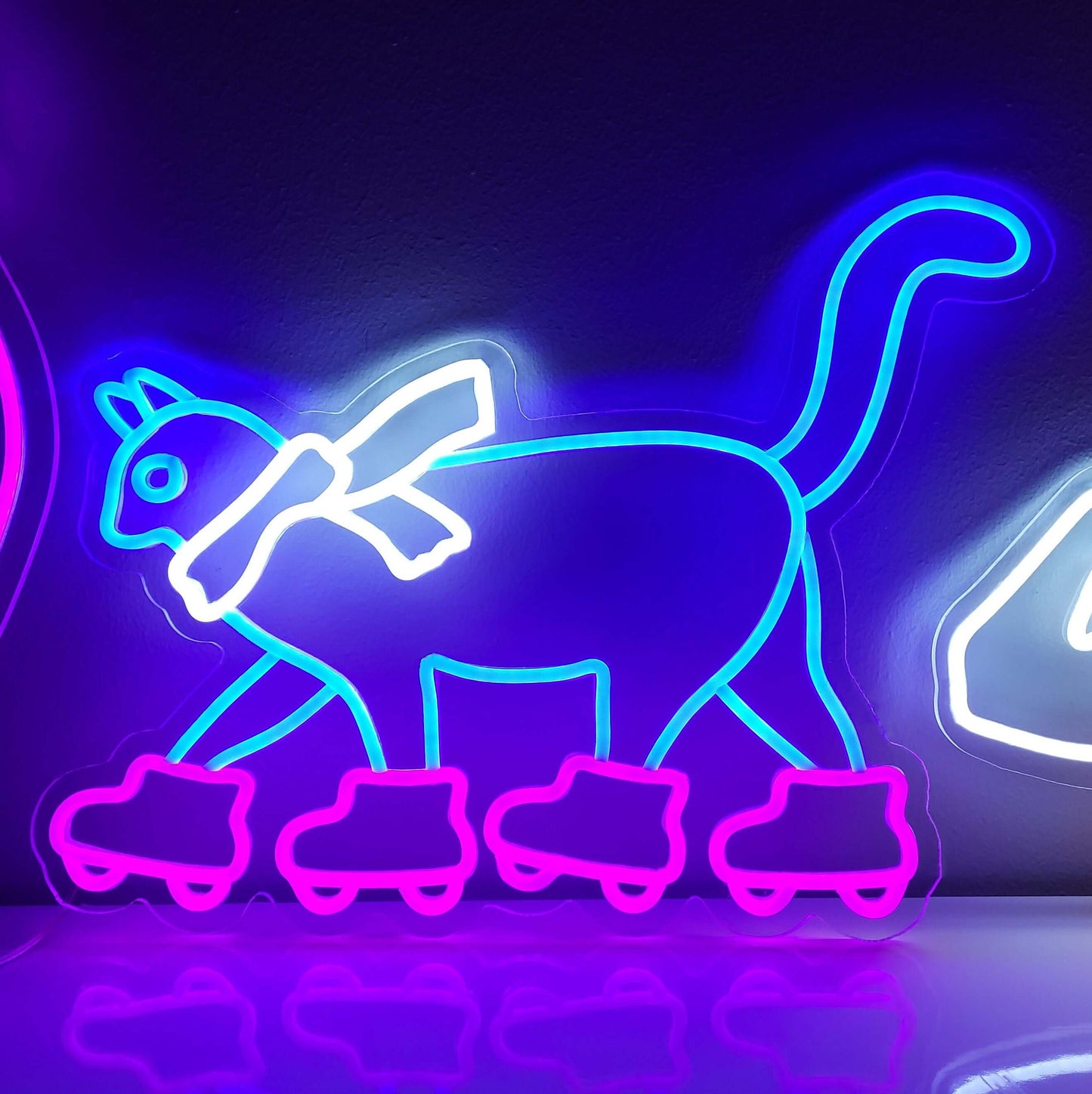 Handgemaakt neonbord in de vorm van een kat met schaatsen aan zijn poten, een speelse en unieke toevoeging aan een katten- of speels decor.
