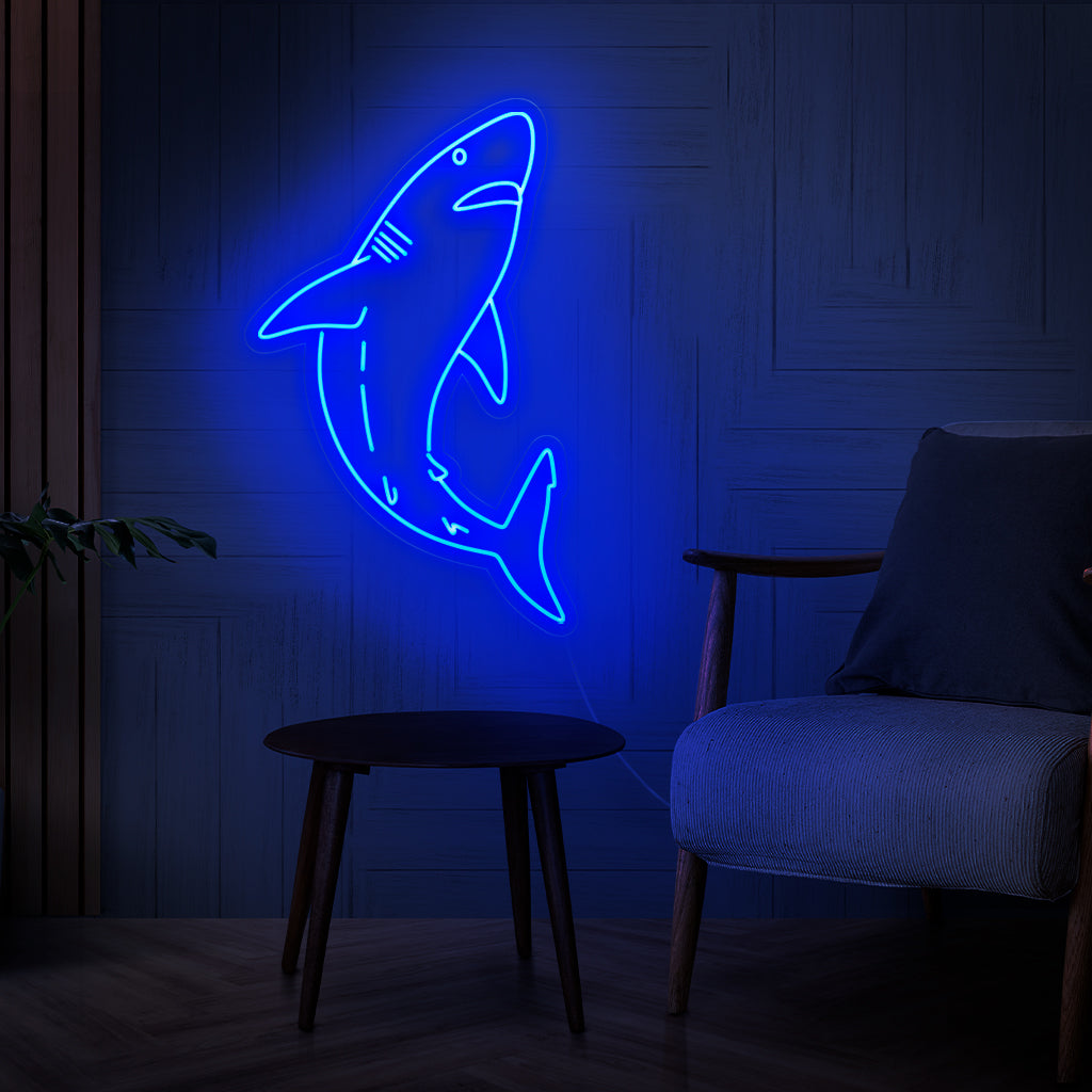 Het neonbord met de haai is een opvallende toevoeging aan een oceaandecor, omdat het oplicht met een fel en betoverend licht.