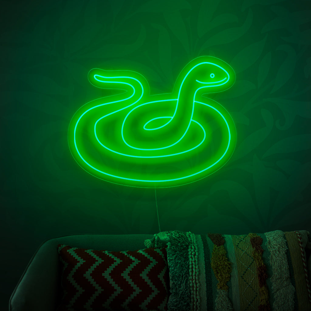 Het neonbord met slangenmotief is een mysterieuze toevoeging aan een reptielendecor en werpt een raadselachtig en betoverend licht.