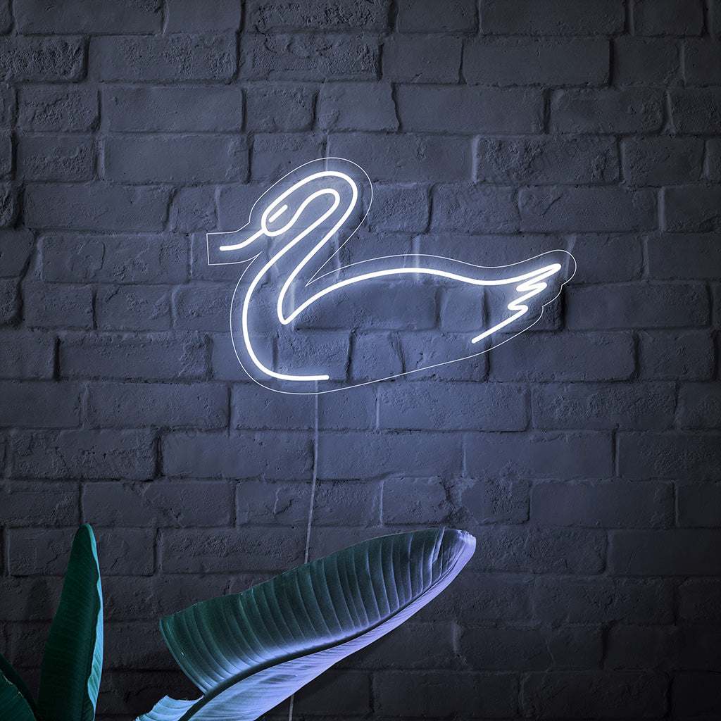 Het neonbord in de vorm van een zwaan is een elegante toevoeging aan een thematische inrichting. Het straalt gratie uit en verspreidt een betoverend licht.