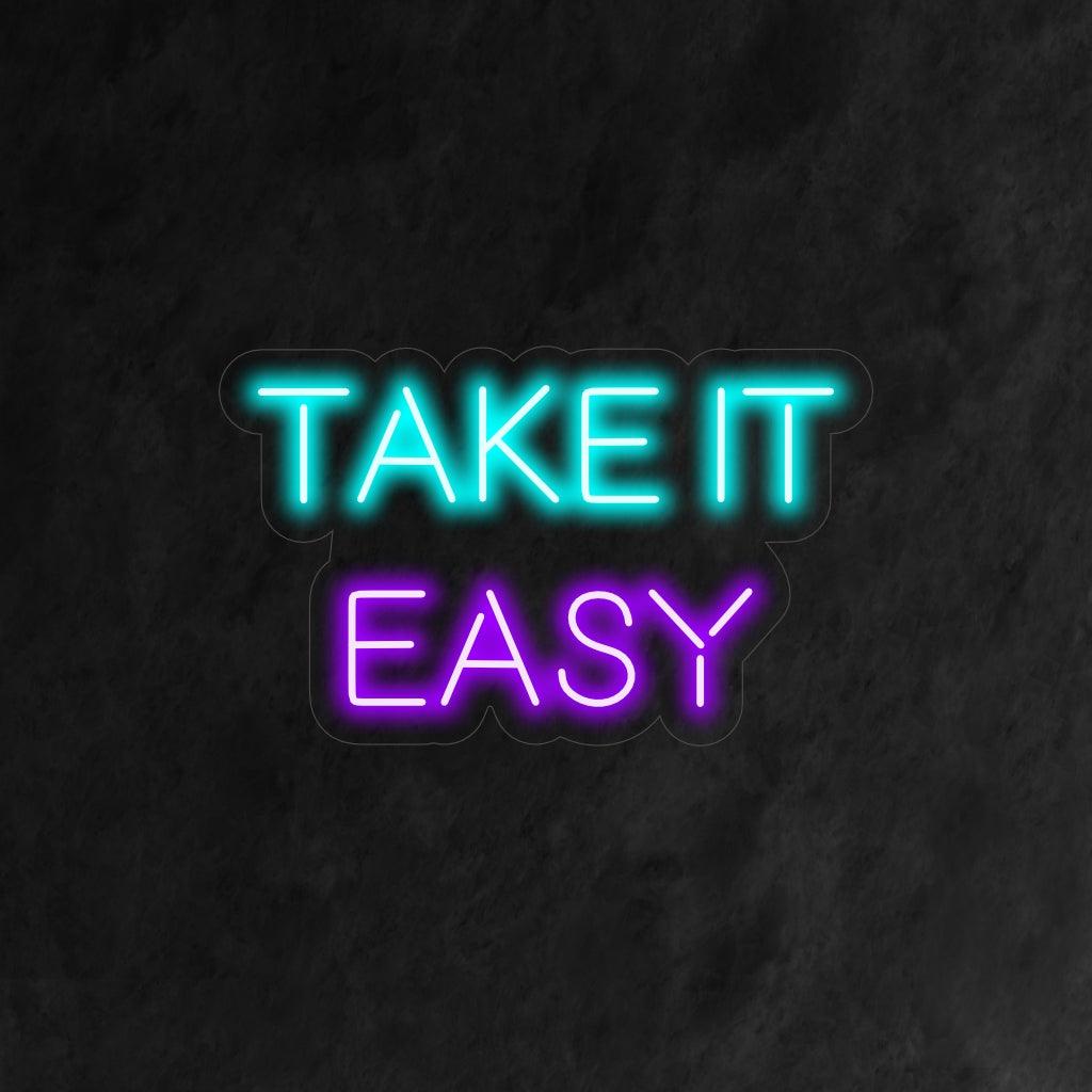 Een eenvoudig en boeiend neonbord met de tekst 'Take It Easy'. Het straalt een ontspannende, kalmerende en relaxte sfeer uit.