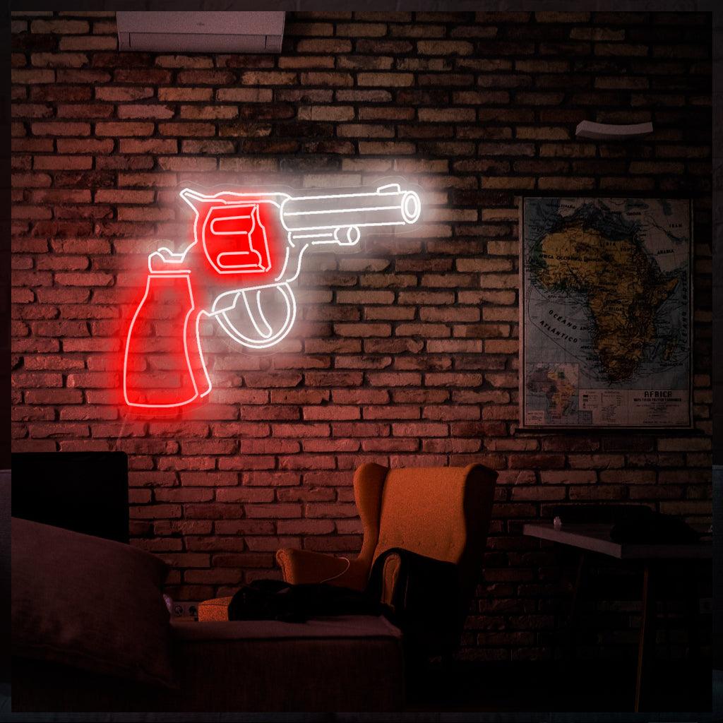 Een betoverend neonbord met een western revolver erop, wat de geest van het Wilde Westen en avontuur symboliseert.