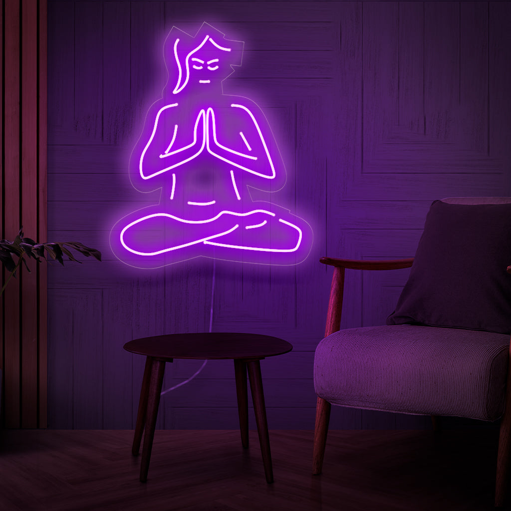 Een betoverend neonbord met een silhouet van een vrouw die diep in Zen-meditatie is, en een vredig en sereen licht uitstraalt