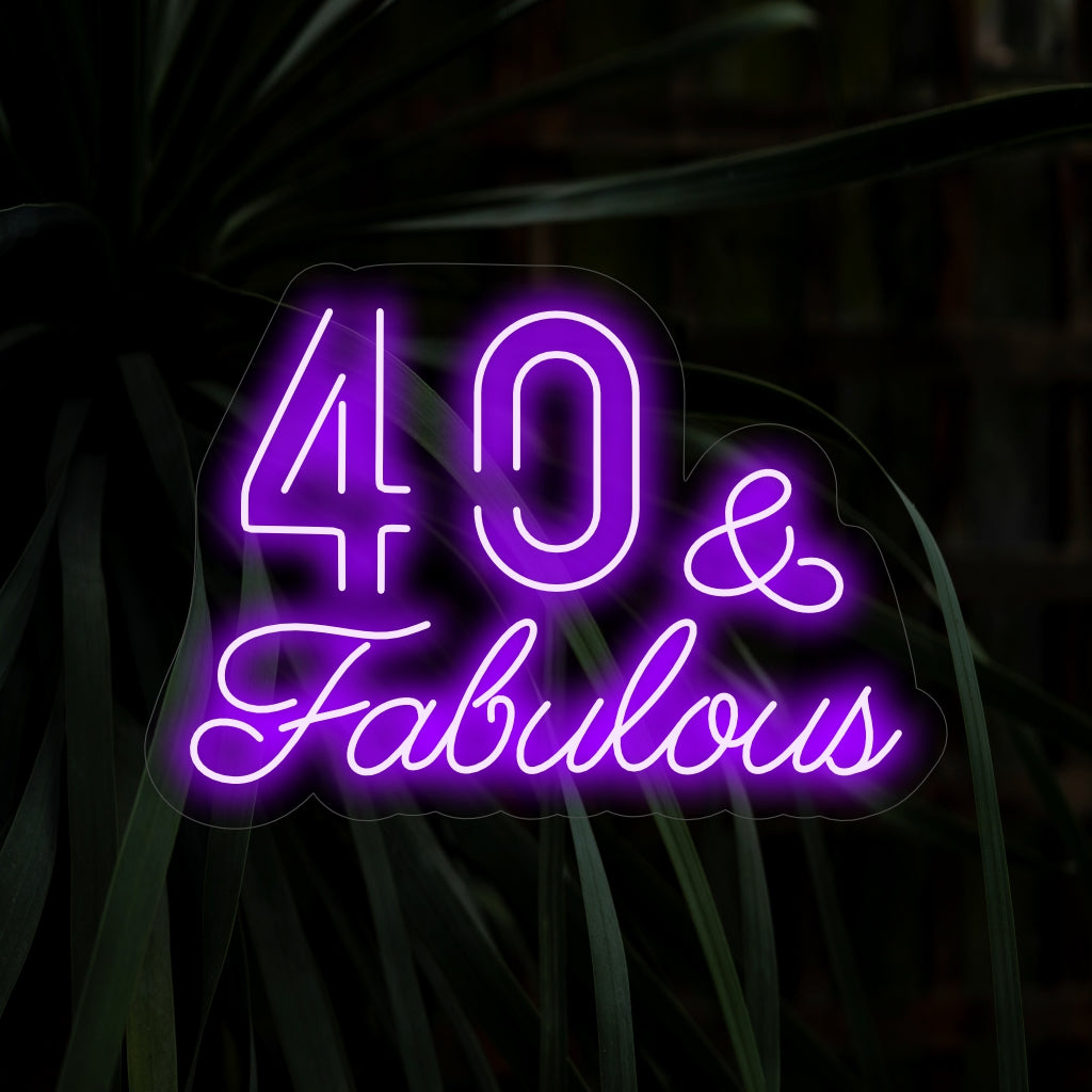 "40 & Fabulous Neon Sign" geeft je feest extra stijl met chique lettertypes. Perfect voor een spetterend 40-jarig verjaardagsfeestje.