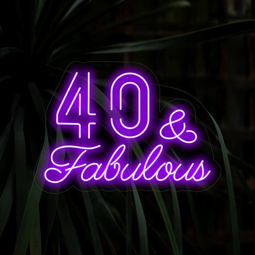 "40 & Fabulous Neon Sign" geeft je feest extra stijl met chique lettertypes. Perfect voor een spetterend 40-jarig verjaardagsfeestje.