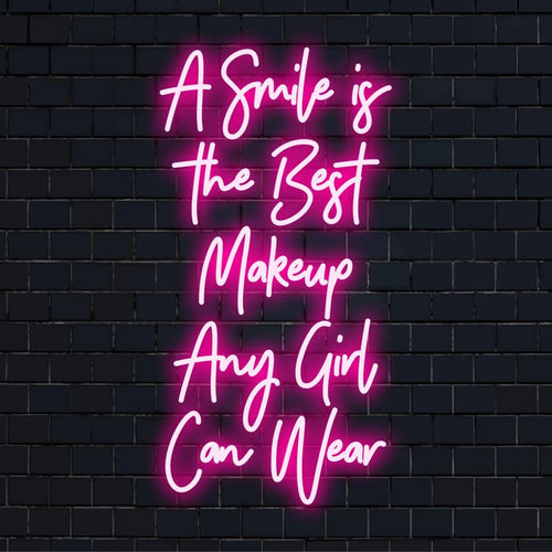 LED-neonbord met stijlvolle tekst: 'A Smile Is The Best Makeup Any Girl Can Wear', de perfecte neon-muurkunst.