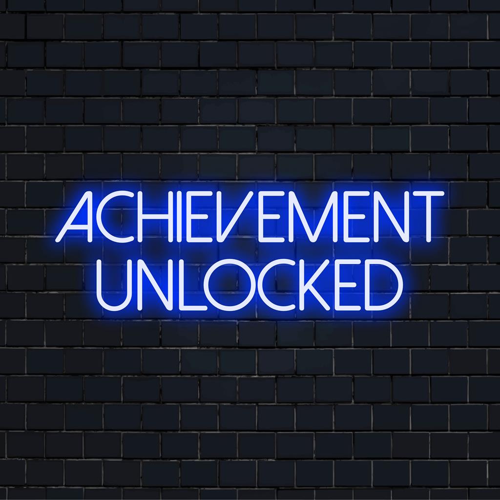Levendig LED-neonbord met de oplichtende tekst Achievement Unlocked, perfect om elke ruimte te verlevendigen met een modern design.