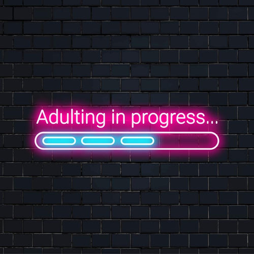 Op maat gemaakt LED-neonbord met de tekst 'Adulting In Progress...' in helder wit, perfecte neonverlichtingsdecoratie voor moderne ruimtes.
