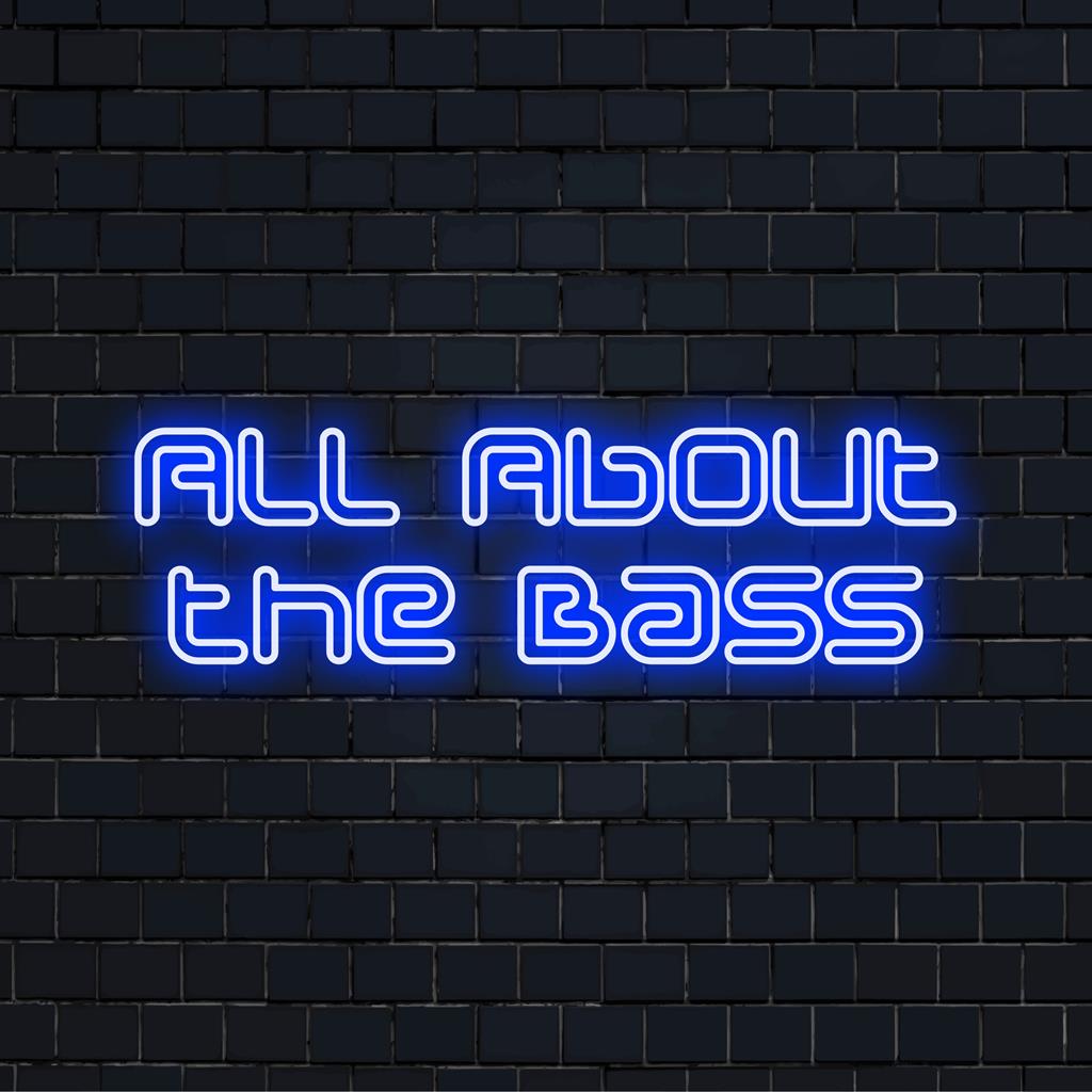Levendig LED-neonbord met de tekst All About the Bass in stijlvolle letters, perfect voor liefhebbers van gepersonaliseerde neonkunst.
