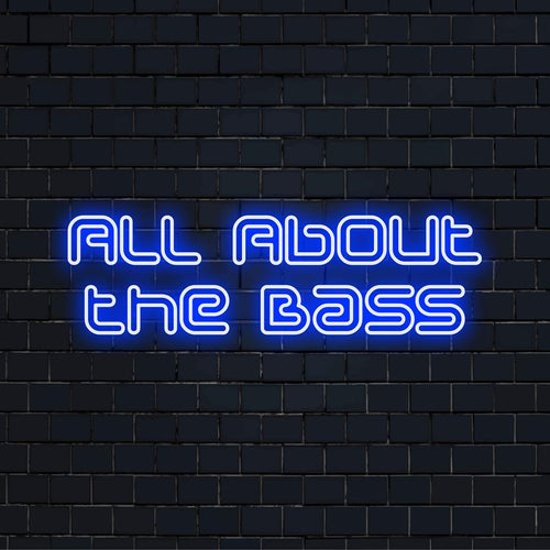 Levendig LED-neonbord met de tekst All About the Bass in stijlvolle letters, perfect voor liefhebbers van gepersonaliseerde neonkunst.