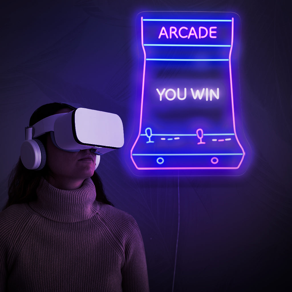 Een verlicht neonbord met het woord 'Arcade', dat een gevoel van retro-gaming oproept en een vleugje nostalgische charme aan elke ruimte toevoegt